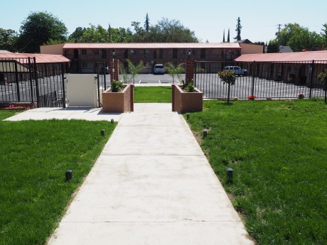 The Greens Hotel on Stockton Blvd - Exterior Walkway