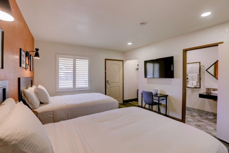 2 Double Beds