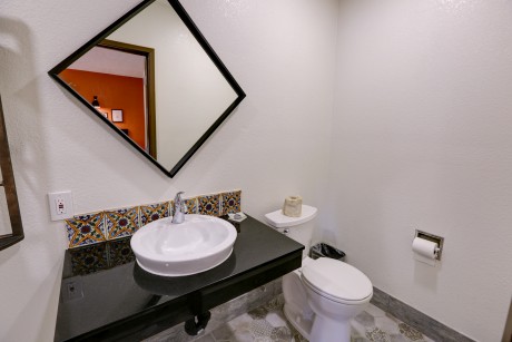 The Greens Hotel on Stockton Blvd - Guest Bathroom