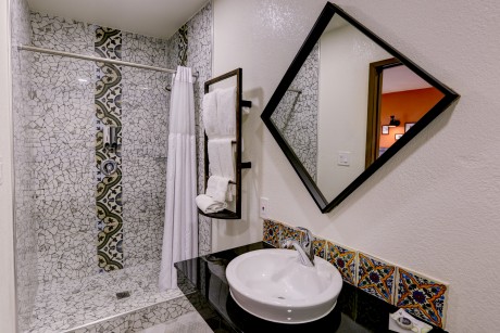 The Greens Hotel on Stockton Blvd - Guest Bathroom
